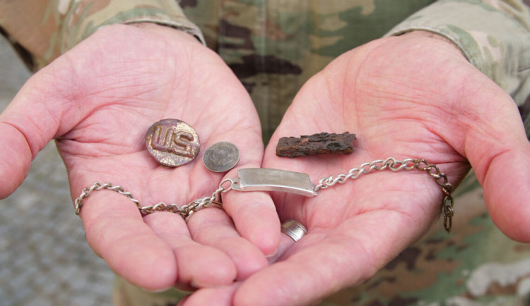 Americký voják ztratil při osvobozování Čech náramek, po 76 letech se mu vrátí