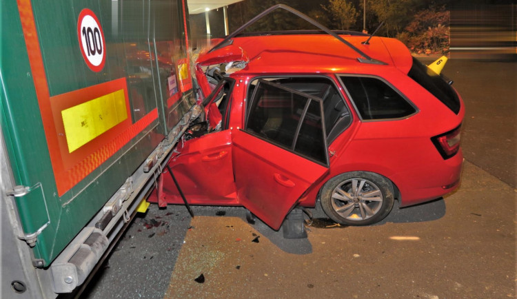 Opilý řidič zdemoloval autem světelný poutač u čerpací stanice a zapíchl se pod kamion