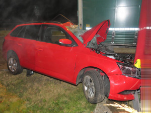 Opilý řidič zdemoloval autem světelný poutač u čerpací stanice a zapíchl se pod kamion