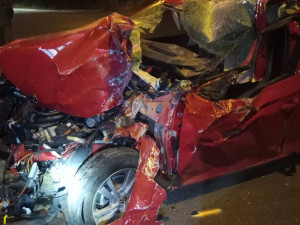 Opilý řidič zdemoloval autem světelný poutač u čerpací stanice a zapíchl se pod kamion