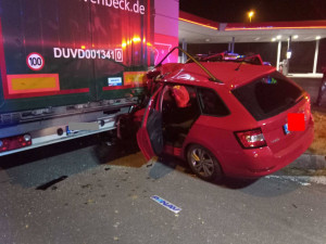 Opilý řidič zdemoloval autem světelný poutač u čerpací stanice a zapíchl se pod kamion
