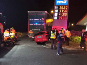 Opilý řidič zdemoloval autem světelný poutač u čerpací stanice a zapíchl se pod kamion