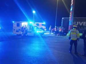 Opilý řidič zdemoloval autem světelný poutač u čerpací stanice a zapíchl se pod kamion