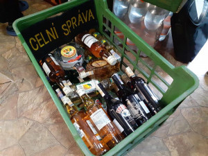 Karlovarští celníci našli při kontrolách alkohol bez dokladů a neznačený tabák