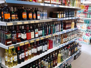 Karlovarští celníci našli při kontrolách alkohol bez dokladů a neznačený tabák