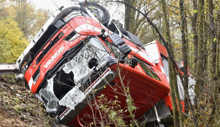 Hasičská cisterna skončila mimo silnici. Zraněného řidiče transportoval do nemocnice vrtulník