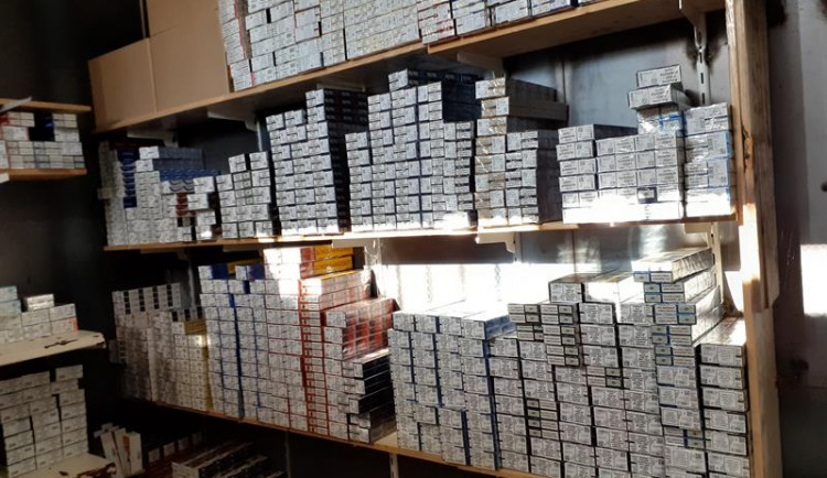 Karlovarští celníci našli při kontrolách alkohol bez dokladů a neznačený tabák