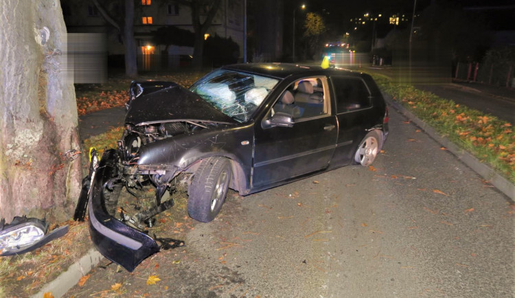 Volkswagen s mladou posádkou narazil do stromu, u nehody zasahovala i letecká záchranná služba