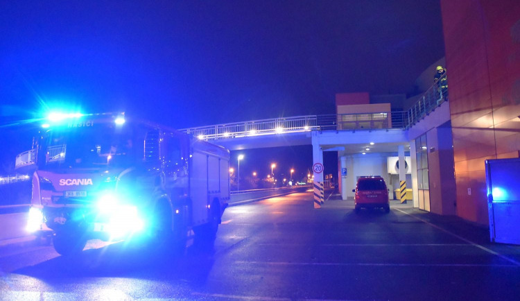 Osm jednotek hasičů  v noci vyjelo k ohlášenému požáru do KV Areny