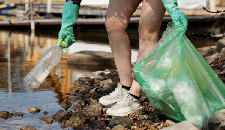 S úklidem "desítky" pomáhali více než rok lidé bez domova. Někteří díky tomu našli stabilní práci