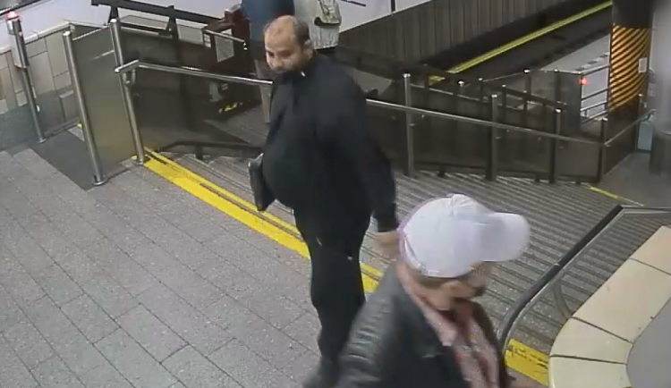 Loupežné přepadení v pražském metru. Cestující přišel o hotovost, kterou měl v kapse