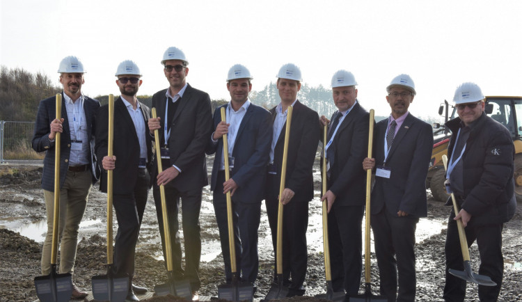 Průmyslový areál v Ostrově zahajuje novou éru, začala stavba velké haly pro místního zaměstnavatele