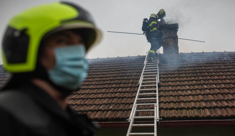 Požár komína může mít fatální následky, dbejte na kontroly a případný požár nehaste vodou