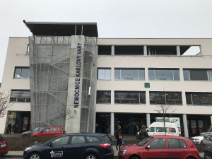 Nemocnice v Karlovarském kraji vyhlásily kvůli epidemii zákaz návštěv