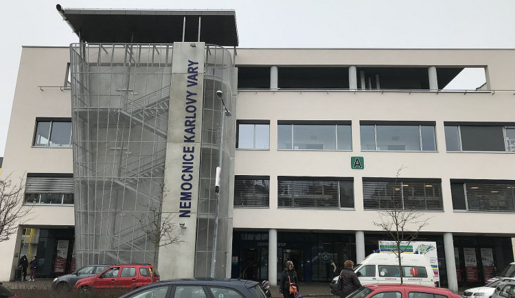 Nemocnice v Karlovarském kraji vyhlásily kvůli epidemii zákaz návštěv