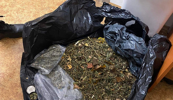 Slušný úlovek. Policisté zadrželi muže s kilem a půl marihuany