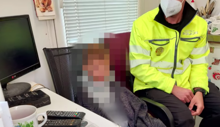 Chlapec bloudil v tílku a ponožkách ulicemi Prahy. Pozorný kolemjdoucí přivolal strážníky