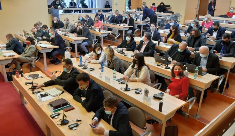 Vedení Karlovarského kraje řešilo v prvním roce pandemii, dotace i transformaci