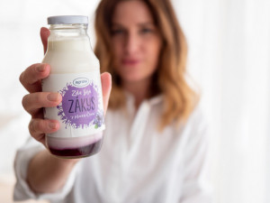 Agrola z Jindřichova Hradce vyrábí jogurty a zákysy ve skle už skoro 30 let. Podle stejné receptury a stejným výrobním postupem zrání ve skle.