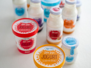 Agrola z Jindřichova Hradce vyrábí jogurty a zákysy ve skle už skoro 30 let. Podle stejné receptury a stejným výrobním postupem zrání ve skle.