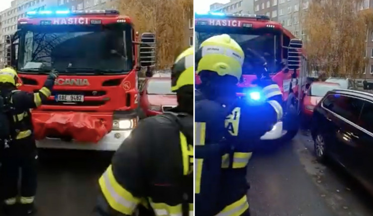Hasiči se nemohli dostat k hlášenému požáru. Průjezd blokovala parkující auta