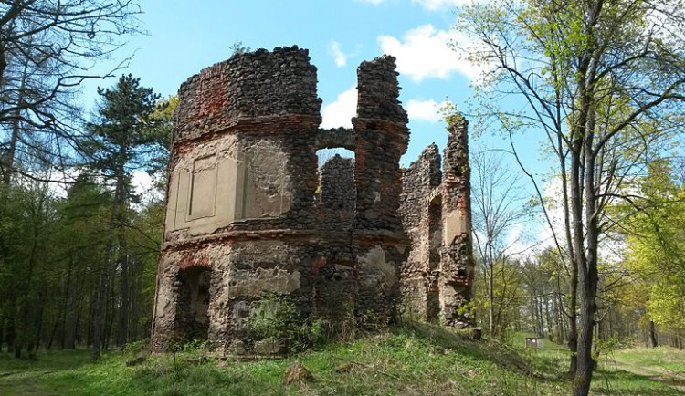 Zřícenina loveckého zámečku Mořičov.