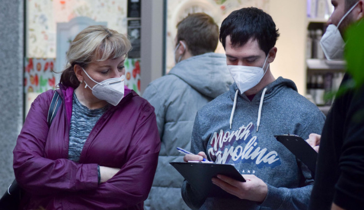 Nával v karlovarském očkovacím centru, lidé stojí dlouhé fronty