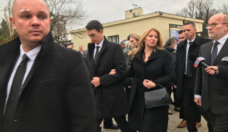 Rozloučení s Miroslavem Žbirkou. Dorazily stovky lidí, mezi nimi i slovenská prezidentka