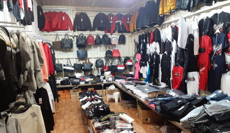 Tommy Hilfiger, Gant i Adidas. Celníci objevili v Sapě padělky za miliony korun