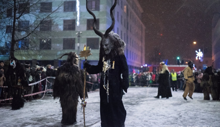 Průvod čertů v Sokolově poutá velkou pozornost nášvětvníků