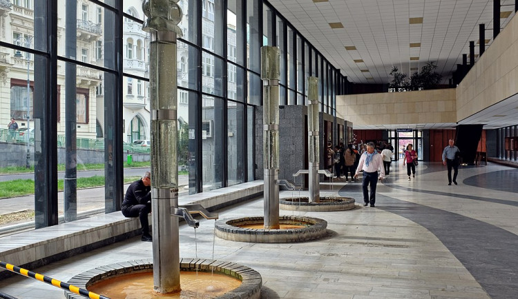 Filharmonici zahráli Vivaldiho ve Vřídelní kolonádě