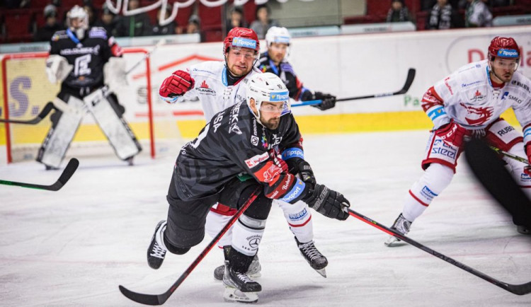 Hokejisté Třince uspěli v Karlových Varech podeváté za sebou, vyhráli 5:2