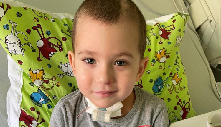 Malý Eddie prodělal bezpříznakový covid. Následkem bylo krvácení do mozku, k tomu obrna hlasivek