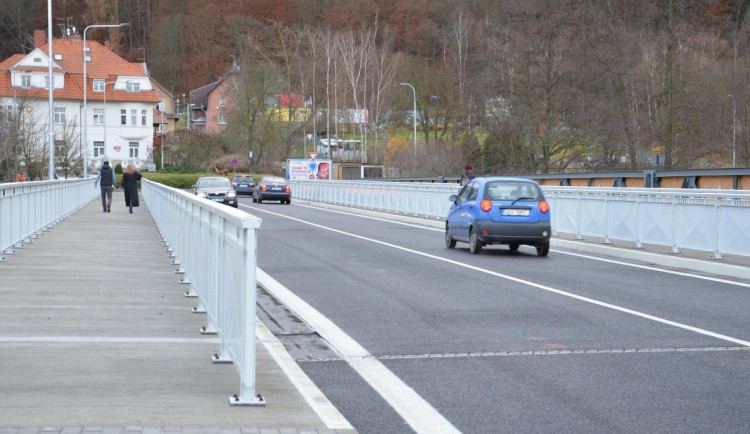 Nový Dvorský most v Karlových Varech se otevřel pro dopravu