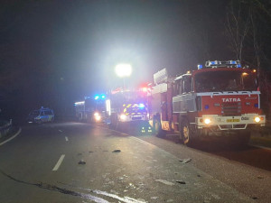 U Karlových Varů se srazila tři auta. Jeden člověk zemřel