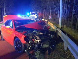 U Karlových Varů se srazila tři auta. Jeden člověk zemřel