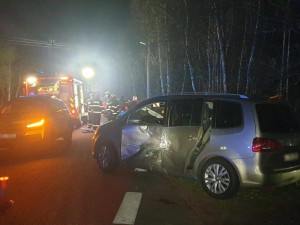 U Karlových Varů se srazila tři auta. Jeden člověk zemřel
