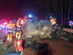 U Karlových Varů se srazila tři auta. Jeden člověk zemřel