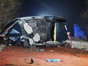 U Karlových Varů se srazila tři auta. Jeden člověk zemřel