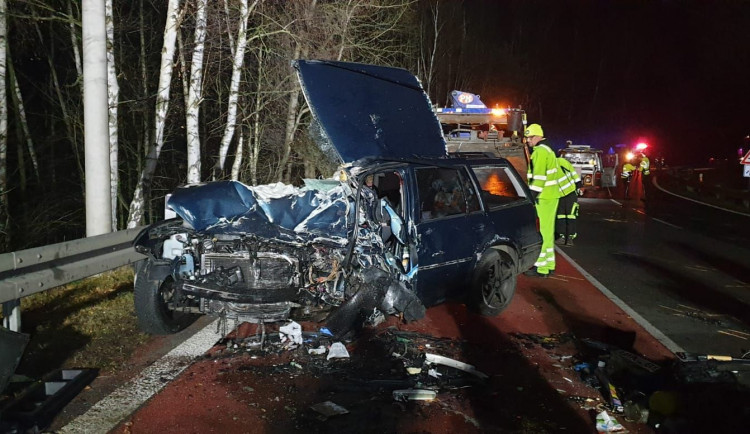 U Karlových Varů se srazila tři auta. Jeden člověk zemřel