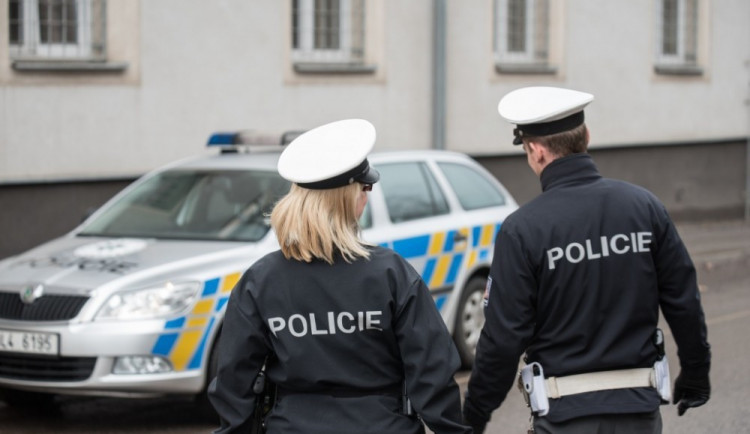 Policie zasahovala v Bečově na Karlovarsku. Muž se zabarikádoval v domě