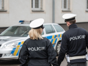 Policie zasahovala v Bečově na Karlovarsku. Muž se zabarikádoval v domě