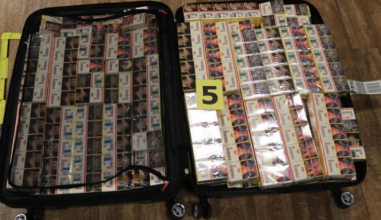 Dvojice nacpala do zavazadel skoro 300 kartonů cigaret. Jejich cesta skončila na letišti
