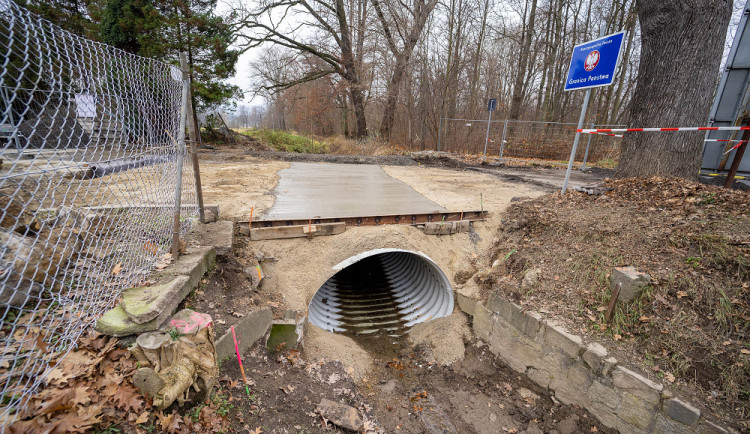 V Hrádku pokračuje oprava mostu na starém hraničním přechodu. Přes zimu se zprůjezdní
