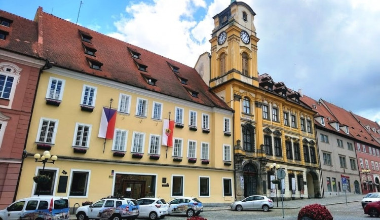 Rychlost aut v Chebu už hlídají nové radary, město mění i kamerový systém