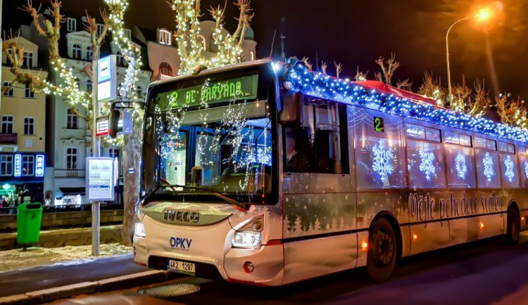 Po Karlových Varech bude vánoční atmosféru rozvážet vyzdobený autobus