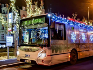 Po Karlových Varech bude vánoční atmosféru rozvážet vyzdobený autobus