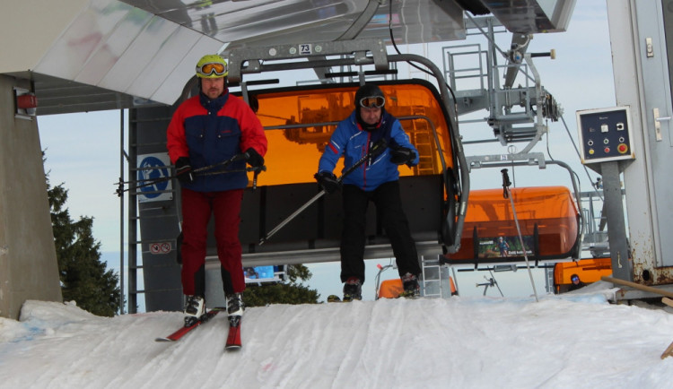 Na Klínovci začala lyžařská sezona, přijely stovky očkovaných lyžařů