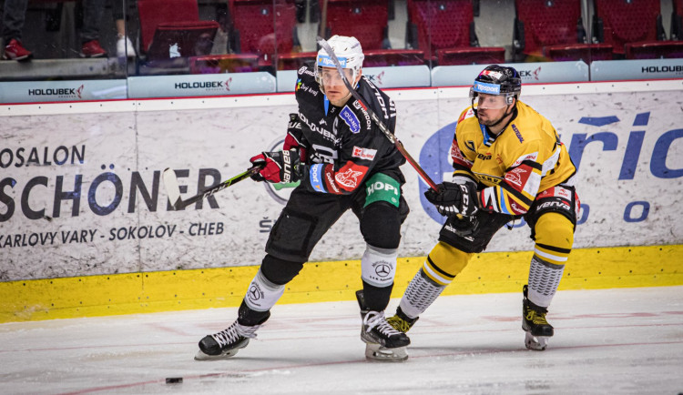 Tomáš Vondráček svádí souboj s litvínovským hráčem