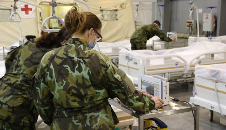 V sokolovské nemocnici začnou kvůli nedostatku personálu opět pomáhat vojáci